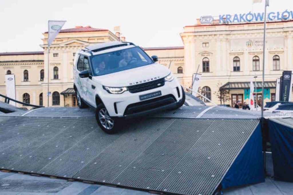 test drive with passengers and obstacles of land rover discovery cars