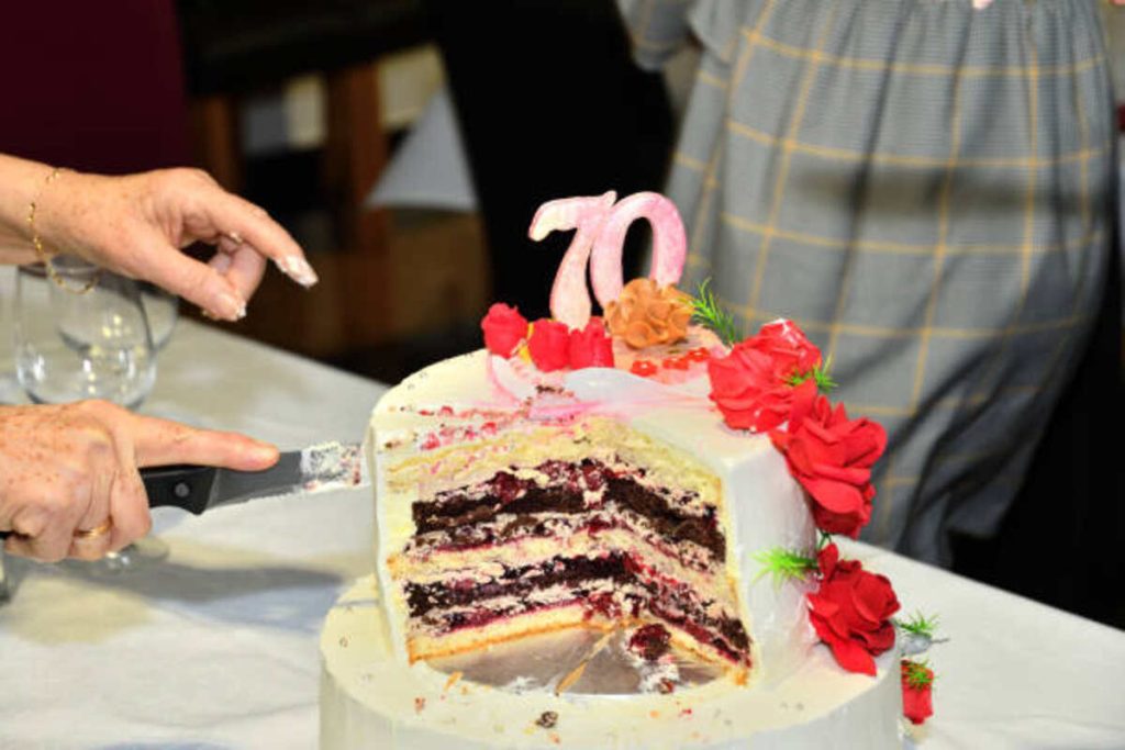 Evil Woman Bakes Cakes After Divorce