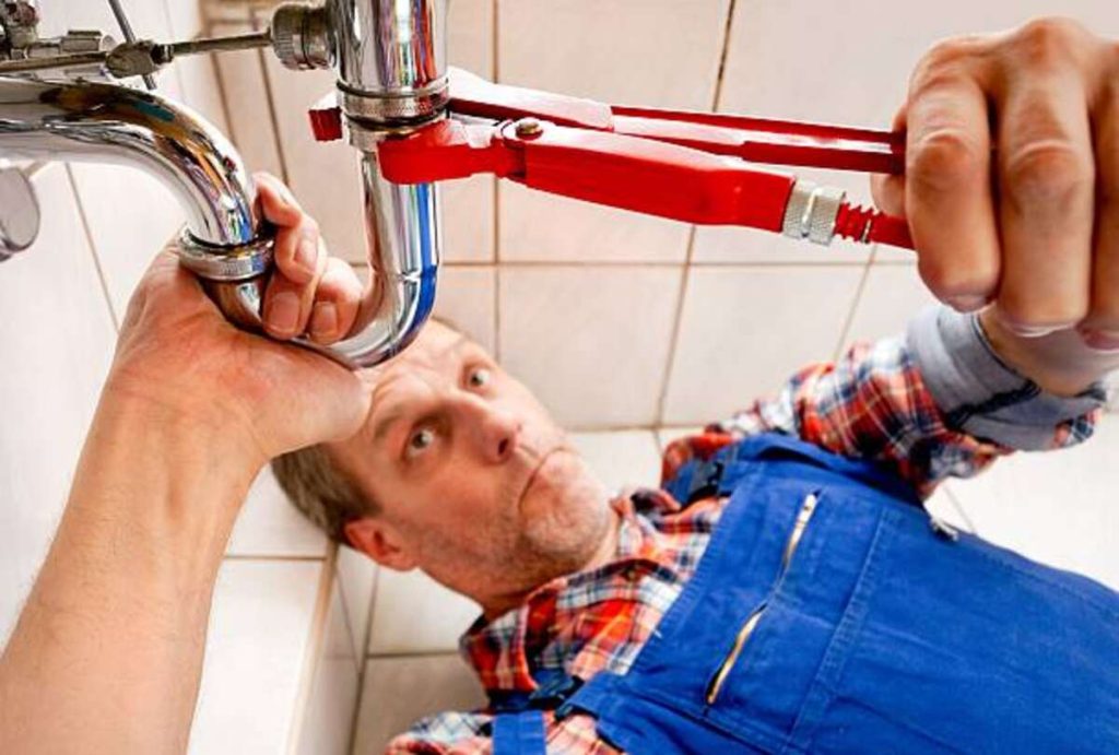 Why You Should Choose a Plumber With a License to Connect Plumbing to Your Home